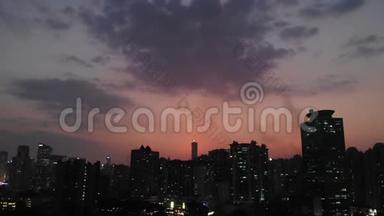 黄昏天空中的城市建筑彩云，来自无人机的视频